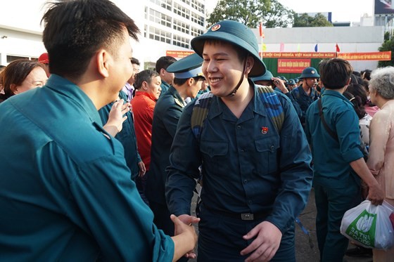 HCMC leaders bid farewell to new soldiers ảnh 18