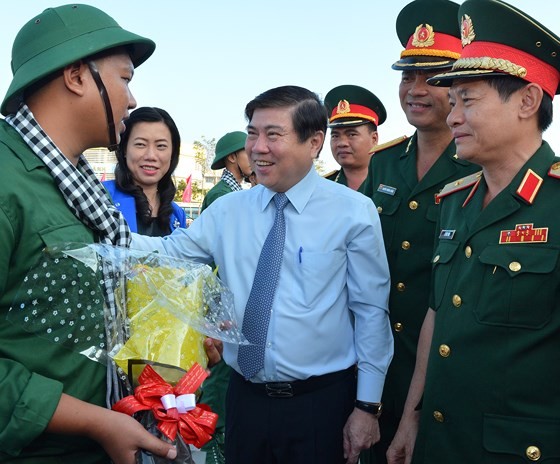 HCMC leaders bid farewell to new soldiers ảnh 1