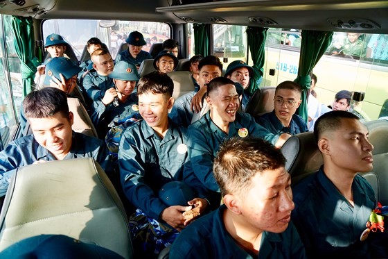 HCMC leaders bid farewell to new soldiers ảnh 20