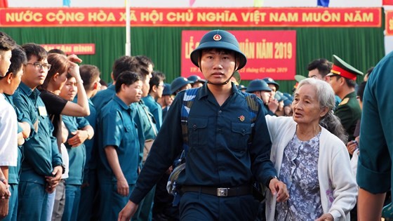 HCMC leaders bid farewell to new soldiers ảnh 22