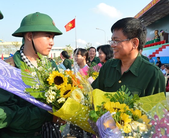 HCMC leaders bid farewell to new soldiers ảnh 2