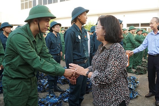 HCMC leaders bid farewell to new soldiers ảnh 3