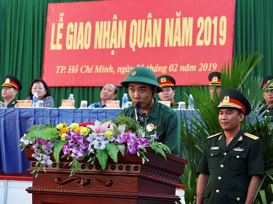 HCMC leaders bid farewell to new soldiers ảnh 5