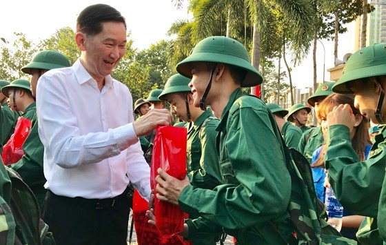 HCMC leaders bid farewell to new soldiers ảnh 6