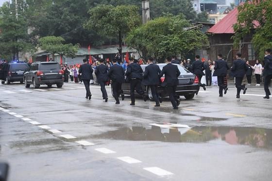 North Korean leader Kim Jong Un arrives in Dong Dang Train Station ảnh 12