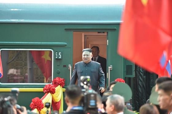 North Korean leader Kim Jong Un arrives in Dong Dang Train Station ảnh 1