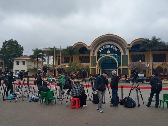 North Korean leader Kim Jong Un arrives in Dong Dang Train Station ảnh 16