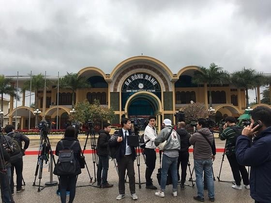 North Korean leader Kim Jong Un arrives in Dong Dang Train Station ảnh 17