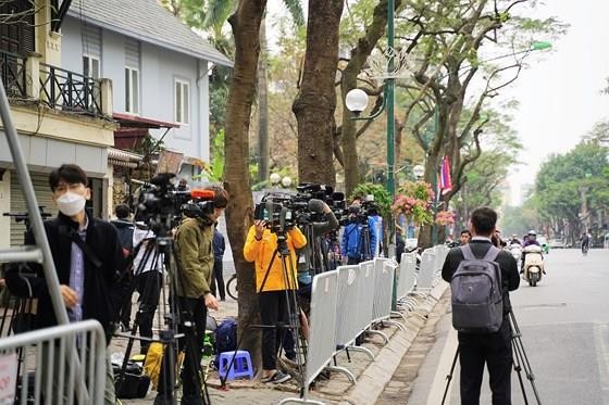 North Korean leader Kim Jong Un arrives in Dong Dang Train Station ảnh 20