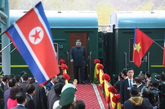 North Korean leader Kim Jong Un arrives in Dong Dang Train Station ảnh 4
