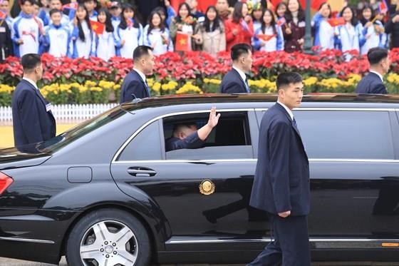 North Korean leader Kim Jong Un arrives in Dong Dang Train Station ảnh 9