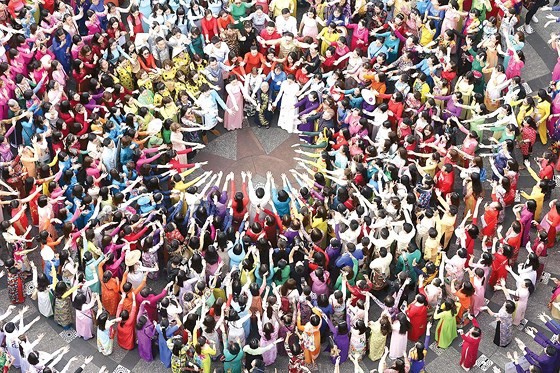The annual March of Ao Dai in HCMC ảnh 1