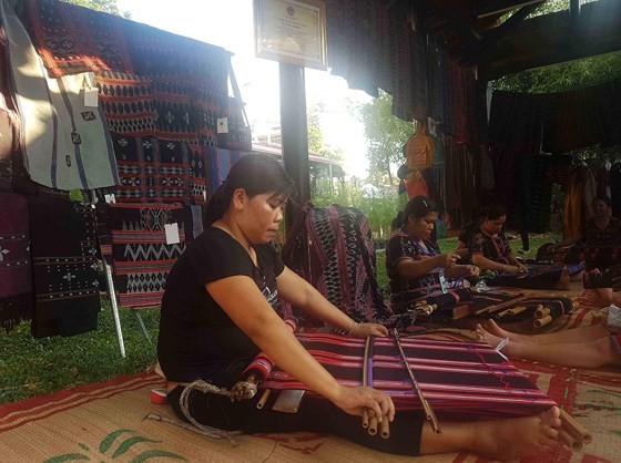 Hue Traditional Craft Festival 2019 opens with splendid art performance ảnh 1