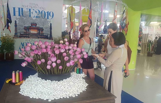 Hue Traditional Craft Festival 2019 opens with splendid art performance ảnh 4