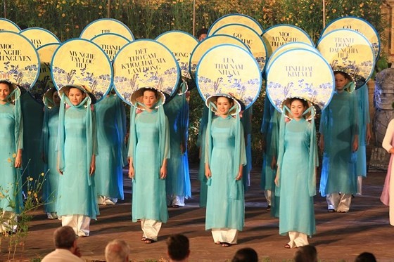 Hue Traditional Craft Festival 2019 opens with splendid art performance ảnh 6