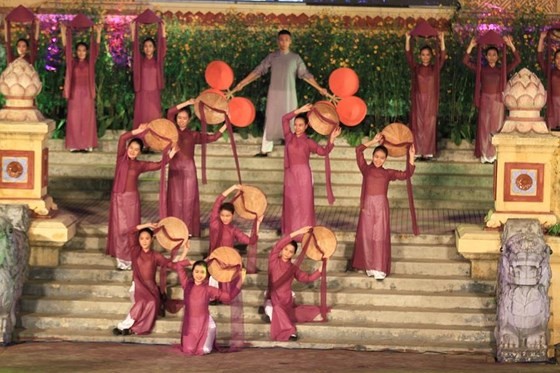 Hue Traditional Craft Festival 2019 opens with splendid art performance ảnh 7