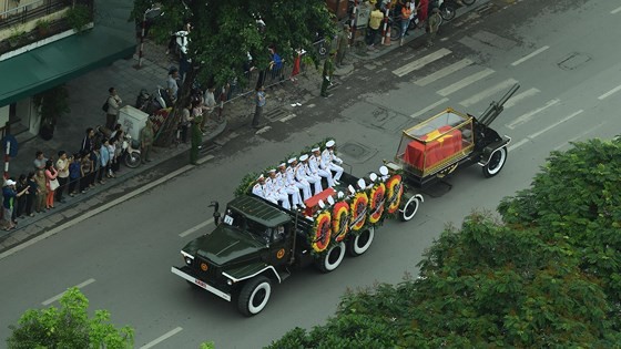 Funeral procession of former State President Le Duc Anh begins ảnh 6