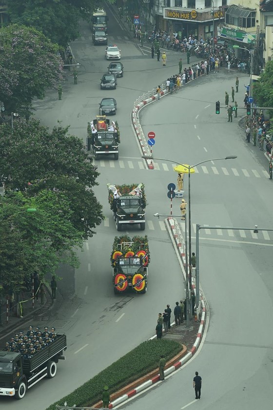 Funeral procession of former State President Le Duc Anh begins ảnh 7