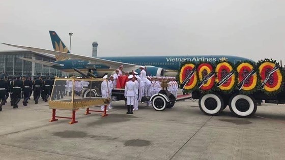 The coffin of former State President Le Duc Anh is taken to Ho Chi Minh City for a burial ceremony .