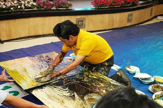 Vietnamese painter set a world record for creating reverse paintings on glass ảnh 1