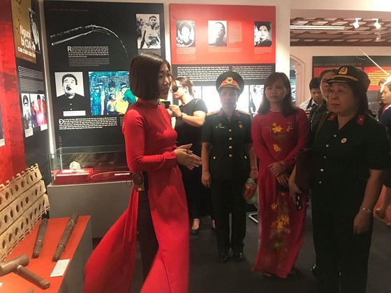 Exhibition honoring prisoners of war opens in Hanoi ảnh 1