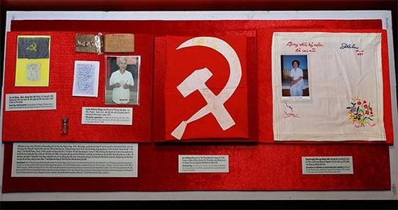 Exhibition honoring prisoners of war opens in Hanoi ảnh 3