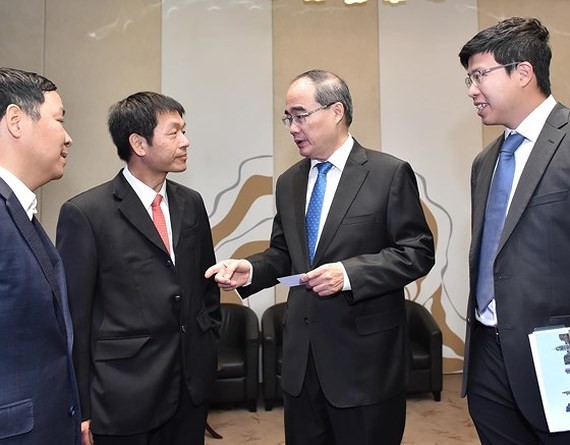 Secretary of the Ho Chi Minh City Party Committee, Nguyen Thien Nhan (2nd, R) talks with delegates at the seminar. (Photo: SGGP))