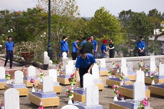 ​Large number of Vietnamese flock to Quang Tri legendary land in July ảnh 6