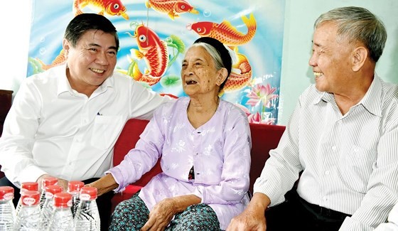 HCMC leaders pay tribute to heroes, fallen soldiers ảnh 3