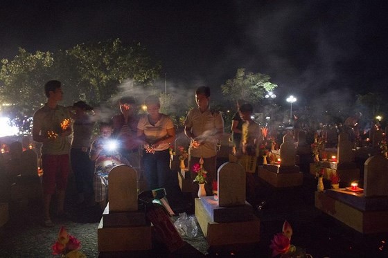 Tens thousands of candles light up sacred land of Vietnamese martyrs ảnh 3