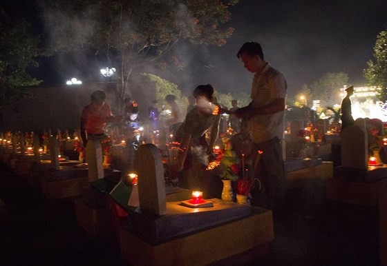 Tens thousands of candles light up sacred land of Vietnamese martyrs ảnh 7