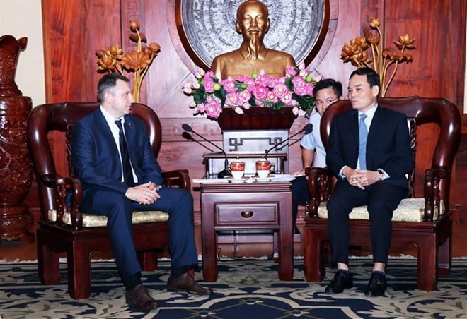 Permanent Vice Secretary of the Ho Chi Minh City Party Committee Tran Luu Quang (R) and deputy head of the Russian Federal Agency for Youth Affairs Andrei Platonov (Photo: VNA)