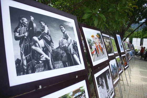 Art exhibition on Tra Bong district, western Quang Ngai opens ảnh 4