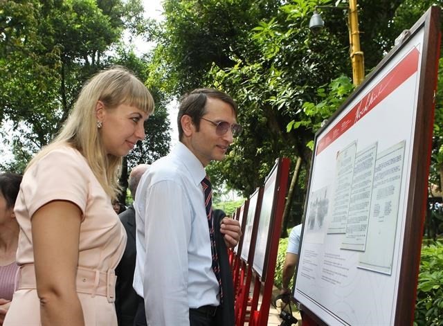 The exhibition provides various angles on the life and career of President Ho Chi Minh through archives from the US, Russia, France and Vietnam (Photo: VNA)
