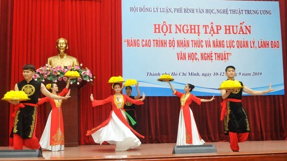 Training courses for theory, criticism of literature and art opens in city ảnh 1