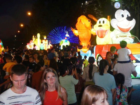 Country’s biggest Mid-Autumn Festival in Phan Thiet city ảnh 2