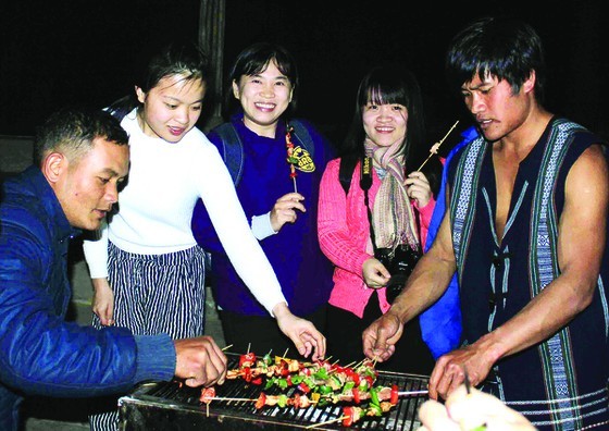 Enjoying tourist products of K’Ho ethnic minority people in Lam Dong province ảnh 6