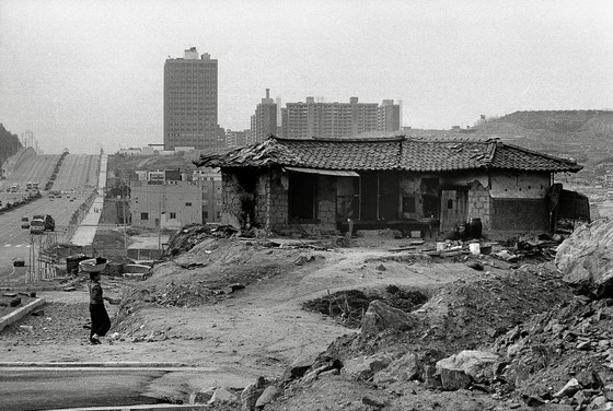 Photo exhibition showcasing Seoul for the past 40 years opens in Hanoi ảnh 1