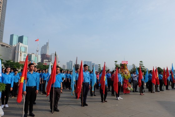 Young people offer incense and flowers in tribute to the late leader Nguyen Tat Thanh at Ho Chi Minh Museum – Ho Chi Minh City Branch. (Photo: Sggp)