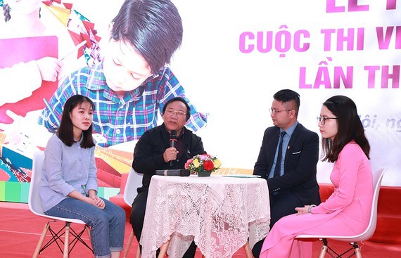 Well known poet Tran Dang Khoa speaks in the launching ceremony. (Photo: Sggp)