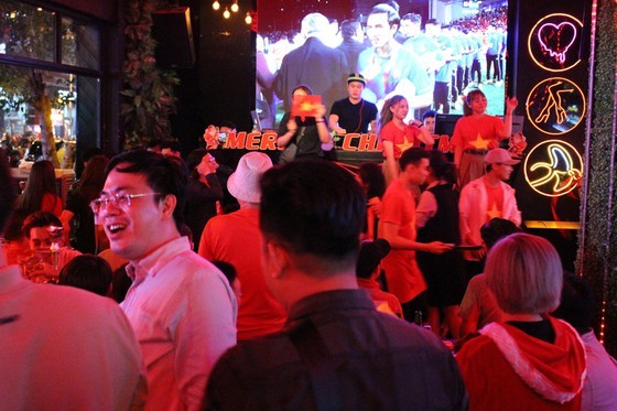 Football fans flood streets to celebrate Vietnam's football gold medal ảnh 14