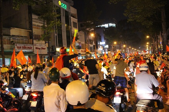Football fans flood streets to celebrate Vietnam's football gold medal ảnh 15