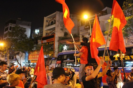 Football fans flood streets to celebrate Vietnam's football gold medal ảnh 16