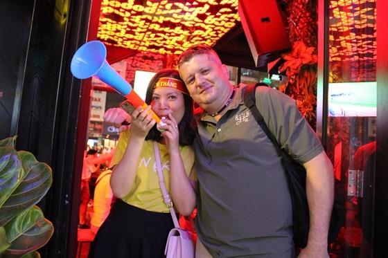 Football fans flood streets to celebrate Vietnam's football gold medal ảnh 19