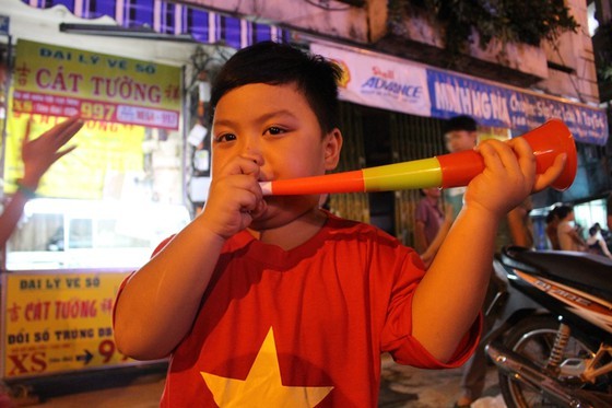Football fans flood streets to celebrate Vietnam's football gold medal ảnh 20