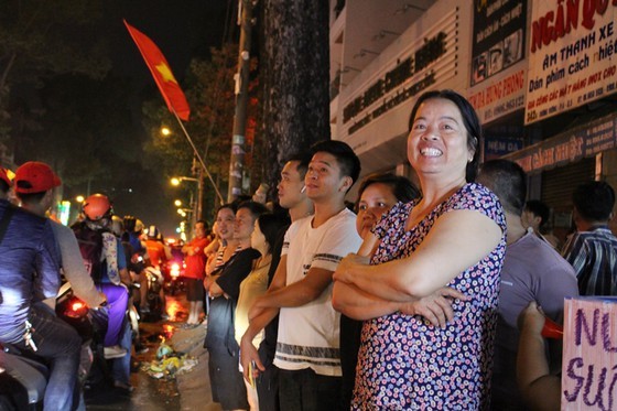 Football fans flood streets to celebrate Vietnam's football gold medal ảnh 22