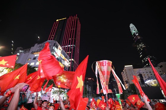 Football fans flood streets to celebrate Vietnam's football gold medal ảnh 23