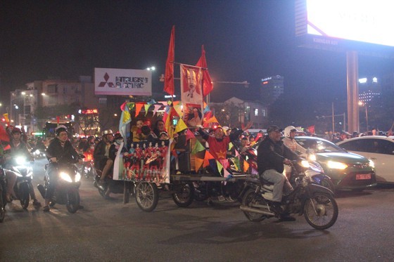 Football fans flood streets to celebrate Vietnam's football gold medal ảnh 27