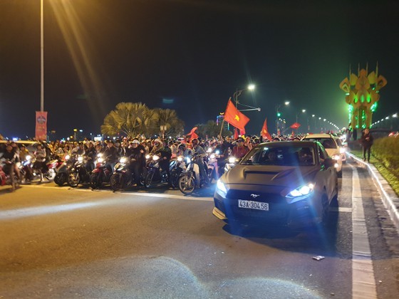 Football fans flood streets to celebrate Vietnam's football gold medal ảnh 28