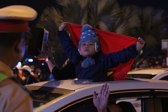 Football fans flood streets to celebrate Vietnam's football gold medal ảnh 29